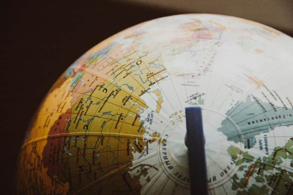Zoom sur un globe terrestre mettant en avant l'Europe et l'Asie, illustrant la diversité culturelle et géographique du monde.