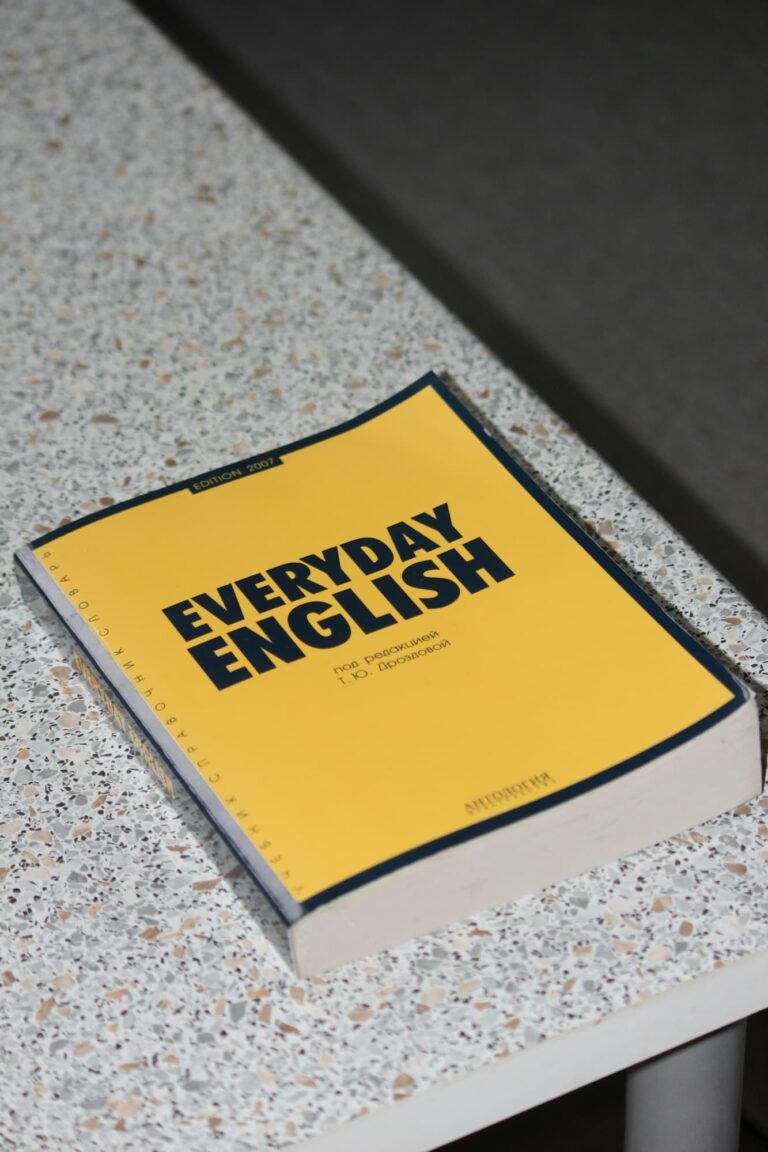 Livre jaune intitulé 'Everyday English' posé sur une table en terrazzo