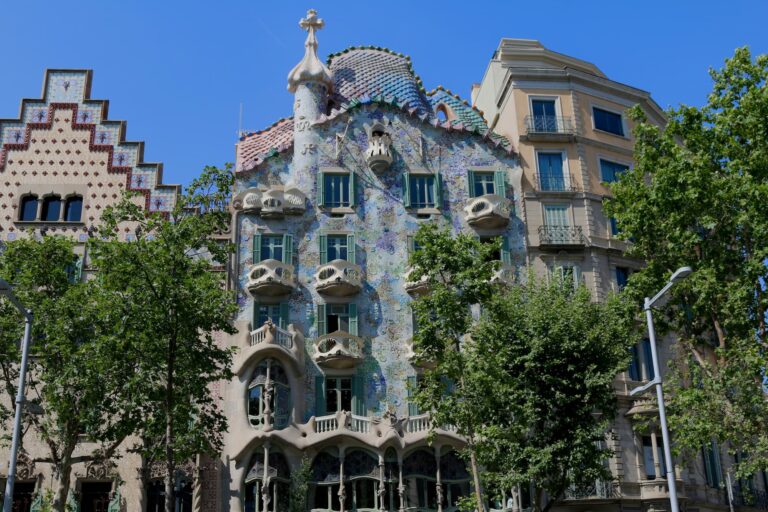 Façade colorée et unique de la Casa Batlló, chef-d'œuvre architectural de Gaudí à Barcelone, un exemple emblématique de la culture espagnole et de son patrimoine.