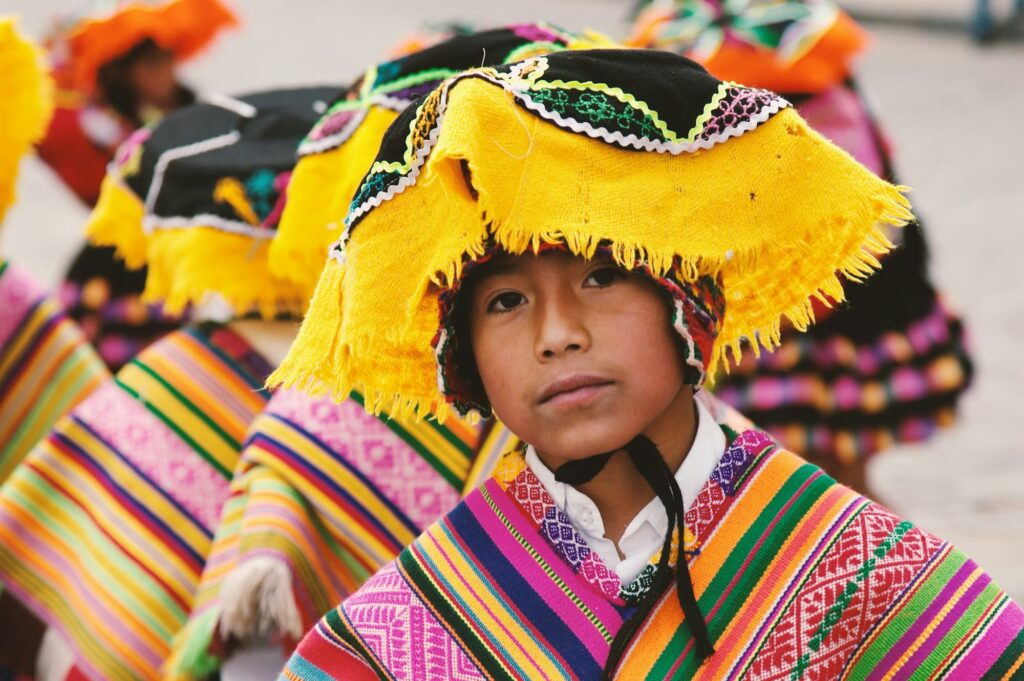 Enfant en costume traditionnel andin vibrant lors d'une fête culturelle au Pérou