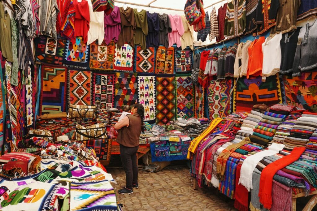 Marché coloré avec des textiles et des vêtements artisanaux