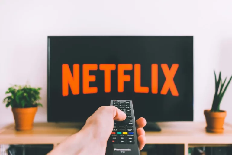 Image d'une télévision et une télécommande